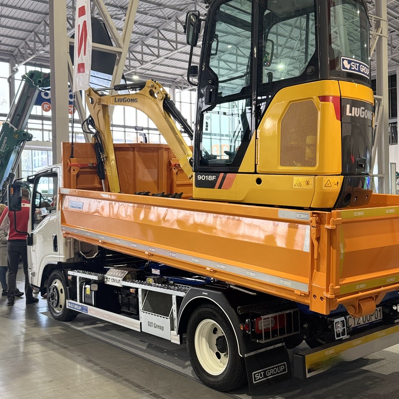 Fuso Canter Abrollkipper mit Container